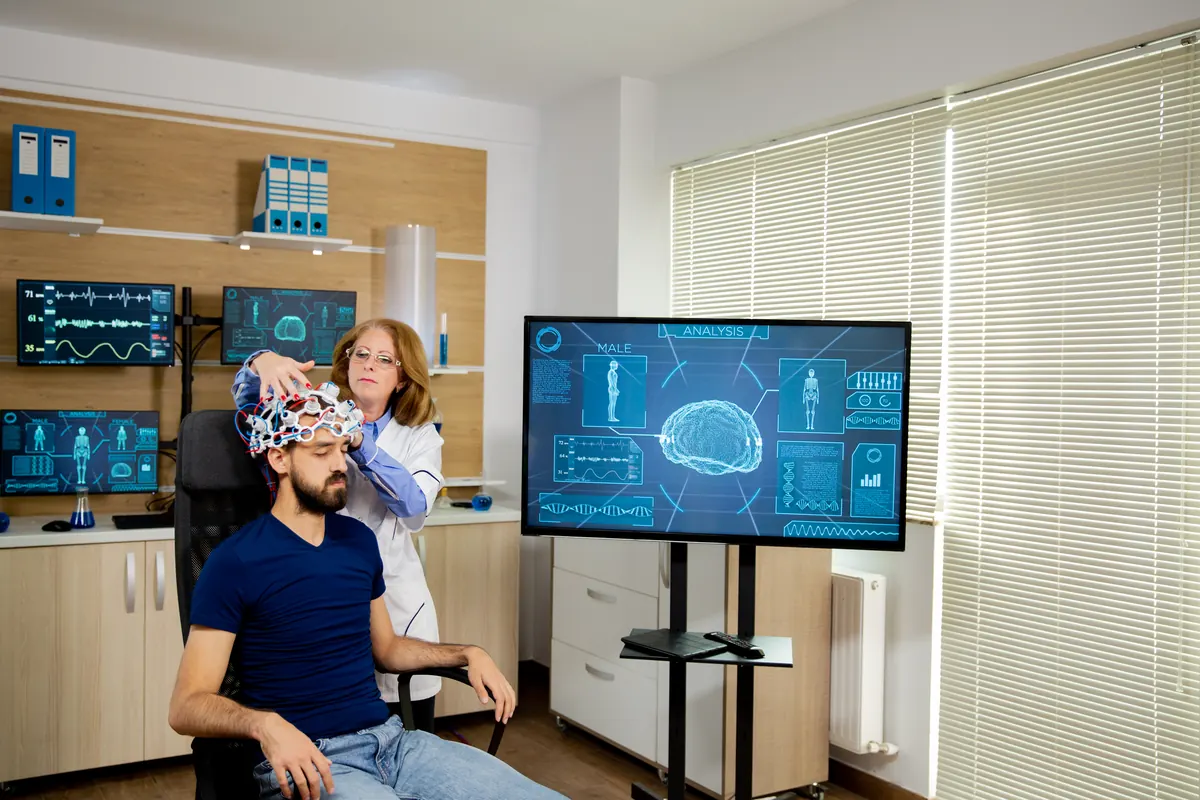 Paciente em exame cerebral em centro de neurologia