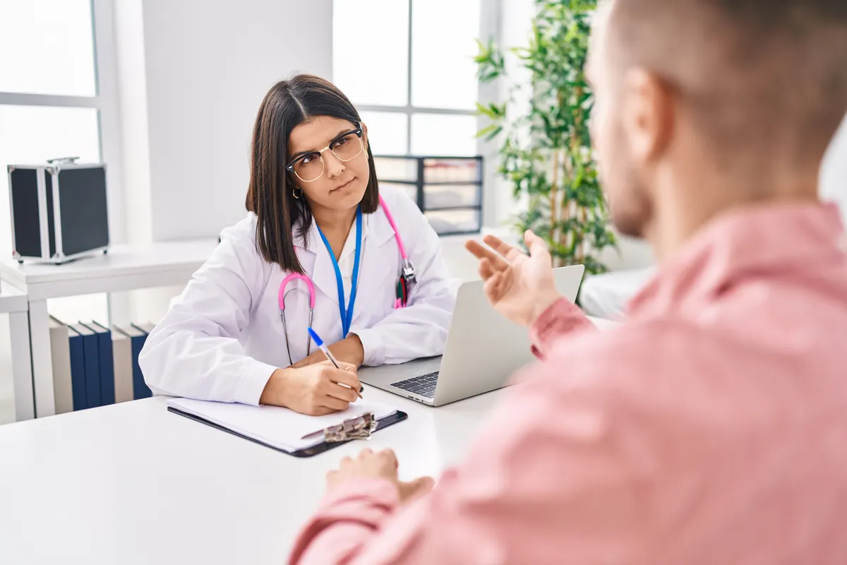 Profissional de saúde e paciente em consulta