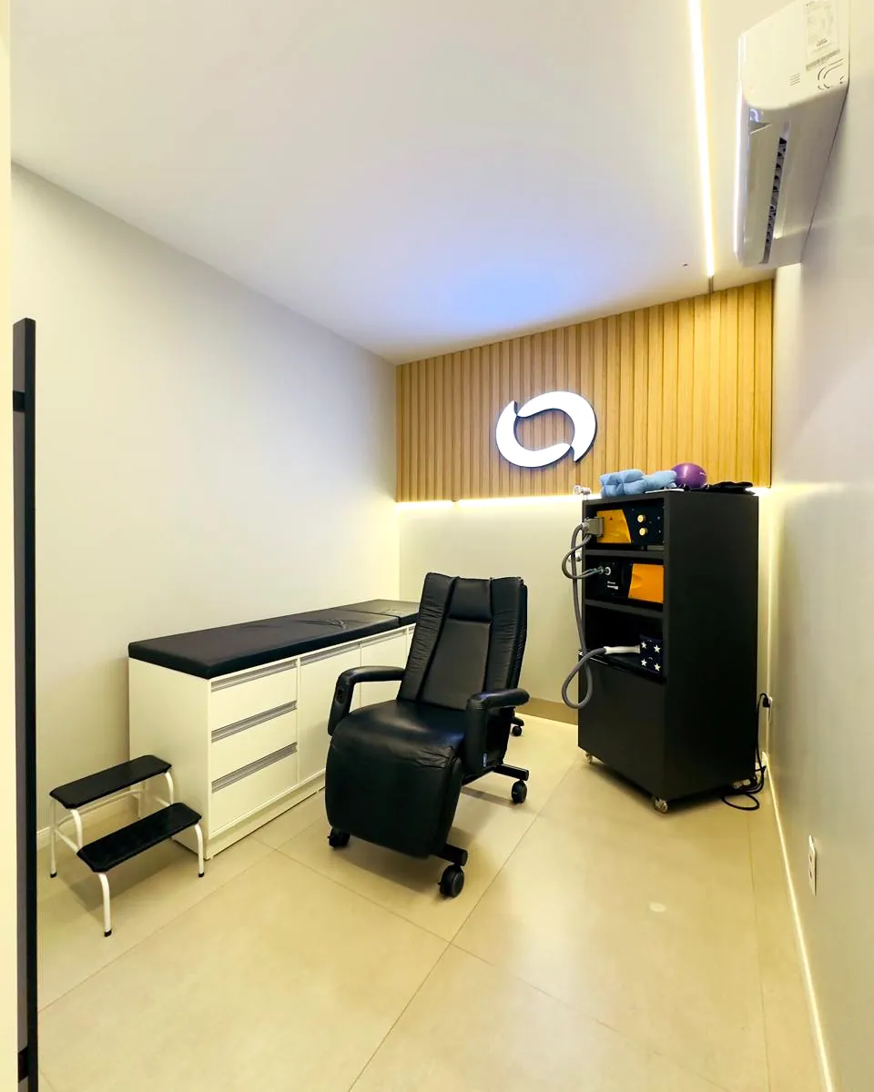 Sala de estimulação magnética da Clínica Magvida, com a poltrona e o aparelho