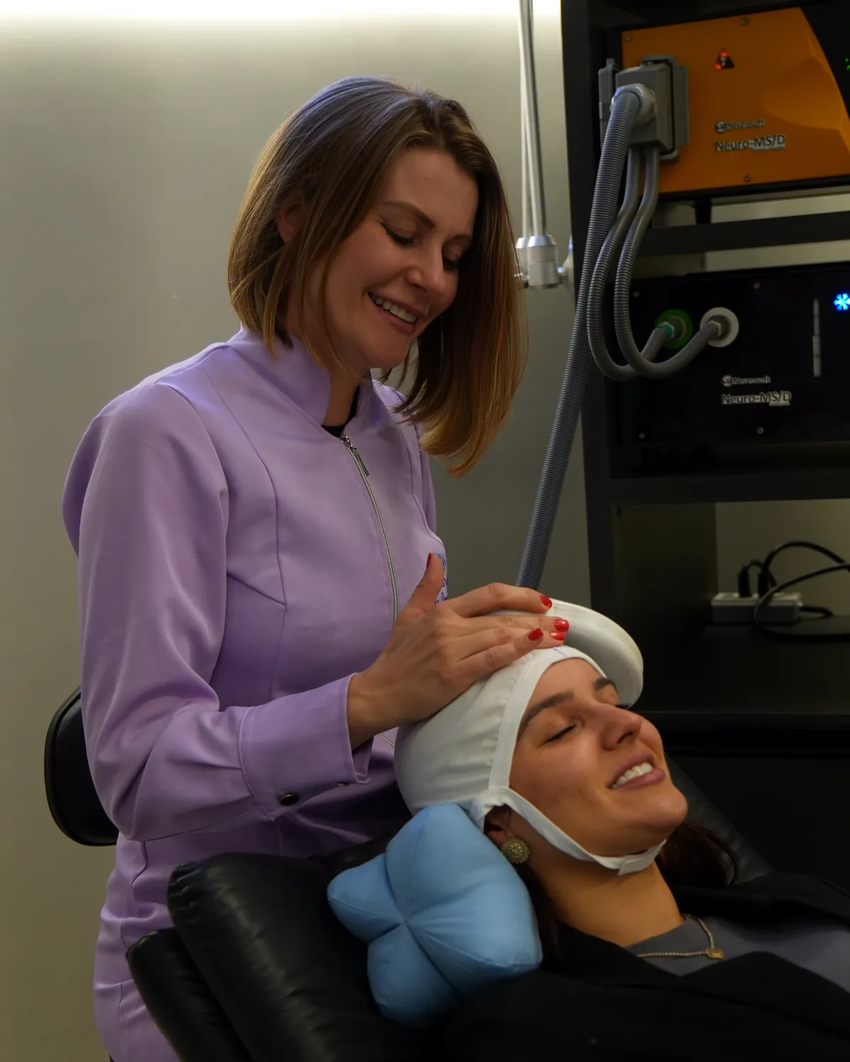 Fisioterapeuta ajustando a touca antes da sessão