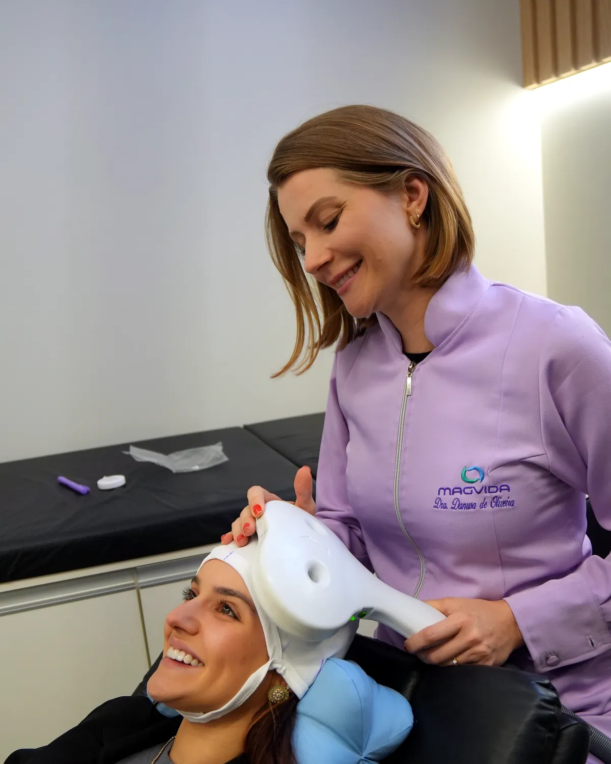 Paciente sorrindo durante a sessão de estimulação magnética na Clínica Magvida